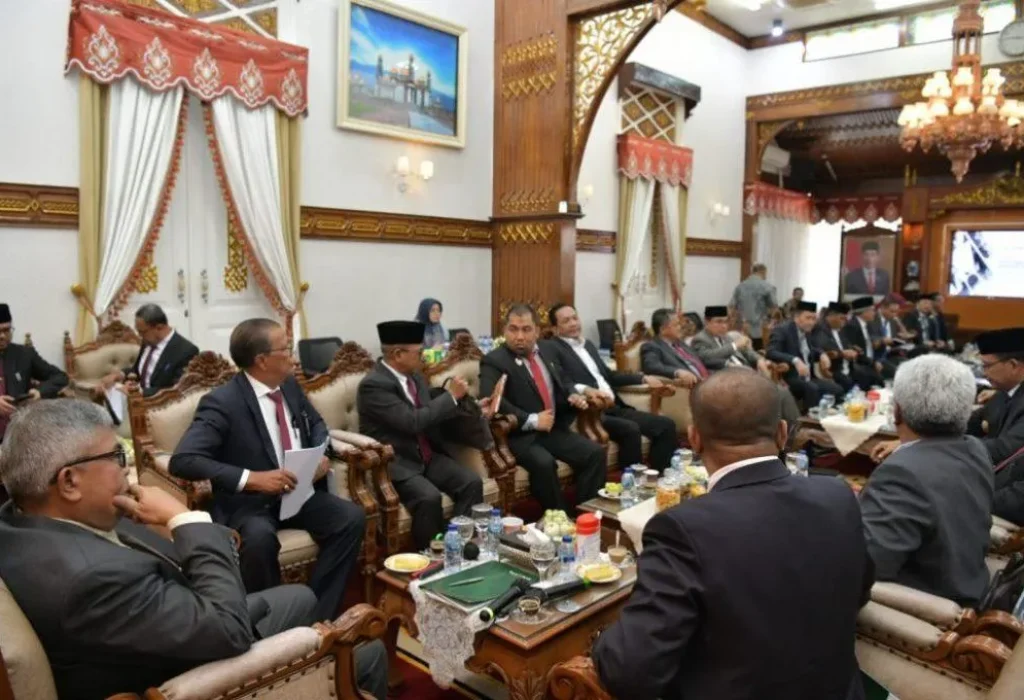 Foto: Pj. Gubernur Aceh, Bustami, SE. M. Si Bersama Plh. Direktur Utama Bank Aceh Syariah, Fadil Ilyas, Pj. Sekda Aceh, Azwardi Rapat Umum Pemegang Saham (RUPS) dengan Seluruh Bupati dan Walikota Se-Aceh di Pendopo Gubernur Aceh, Minggu, 05/05/2024.