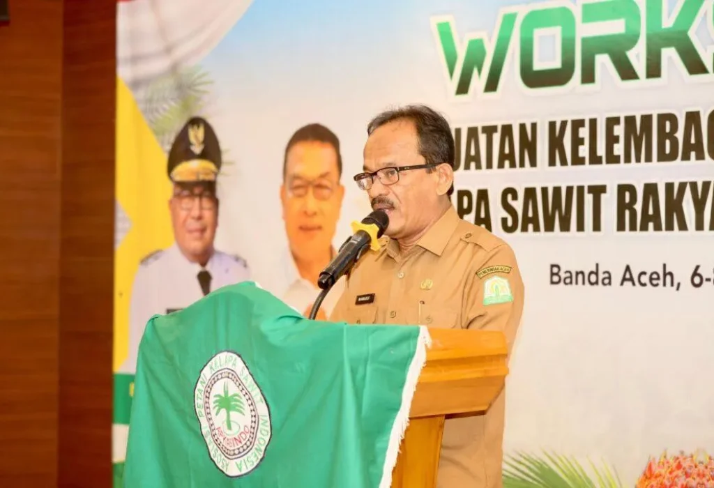 Foto: Asisten II setda Aceh Ir Mawardi menyampaikan sambutan sekaligus membuka Workshop Penguatan kelembagaan dan kemitraan kelapa Sawit rakyat provinsi Aceh.di Hotel Grand Arabia. Selasa, 6 Mei 2024.