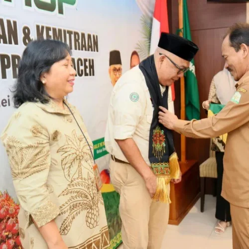 Foto: Foto: Asisten II setda Aceh Ir Mawardi menyampaikan sambutan sekaligus membuka Workshop Penguatan kelembagaan dan kemitraan kelapa Sawit rakyat provinsi Aceh.di Hotel Grand Arabia. Selasa, 6 Mei 2024.