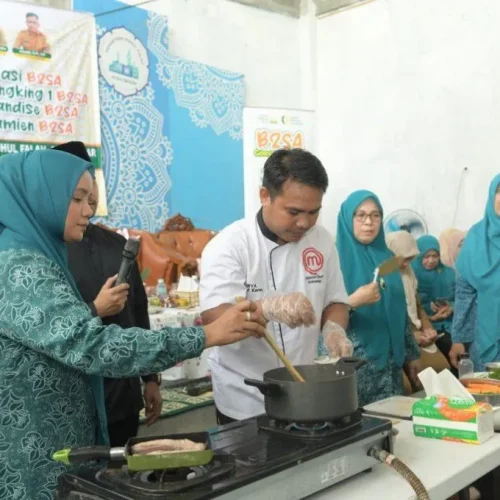 Foto: Pj Ketua Tim Penggerak PKK Aceh Mellani Subarni, melakukan demo masak kimbab tuna kari Aceh bersama chef Surya 14 besar Master Chef Indonesia season 6 dalam program Pangan Beragam, Bergizi, Seimbang dan Aman atau B2SA, di Dayah Ruhul Falah Samahani, Kecamatan Kuta Malaka, Aceh Besar, Selasa, (7/5/2024) .