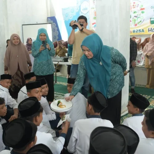 Foto: Pj Ketua Tim Penggerak PKK Aceh Mellani Subarni, melakukan demo masak kimbab tuna kari Aceh bersama chef Surya 14 besar Master Chef Indonesia season 6 dalam program Pangan Beragam, Bergizi, Seimbang dan Aman atau B2SA, di Dayah Ruhul Falah Samahani, Kecamatan Kuta Malaka, Aceh Besar, Selasa, (7/5/2024) .
