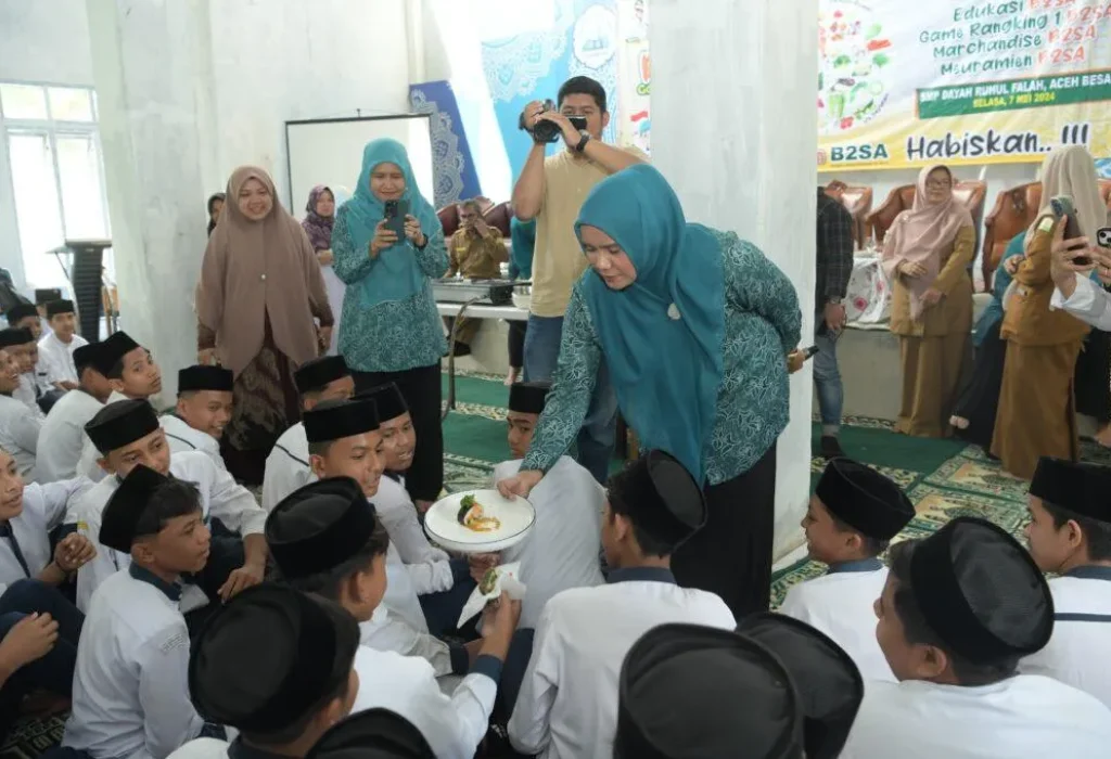 Foto: Pj Ketua Tim Penggerak PKK Aceh Mellani Subarni, melakukan demo masak kimbab tuna kari Aceh bersama chef Surya 14 besar Master Chef Indonesia season 6 dalam program Pangan Beragam, Bergizi, Seimbang dan Aman atau B2SA, di Dayah Ruhul Falah Samahani, Kecamatan Kuta Malaka, Aceh Besar, Selasa, (7/5/2024) .