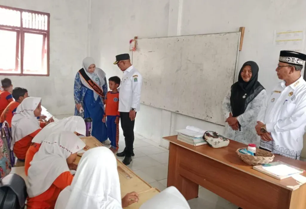 Foto: Memastikan Kelancaran Kegiatan Satuan Pendidikan, Pj Bupati Aceh Jaya Bersama Bunda PAUD Kunker