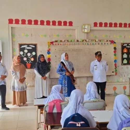Foto: Penjabat Bupati Aceh Jaya, Dr. A. Murtala, M.Si., bersama Bunda PAUD Aceh Jaya, Mahdalena, SE, MSM., melakukan kunjungan kerja ke beberapa satuan pendidikan dalam Kecamatan Jaya pada Rabu, 8 Mei 2024.