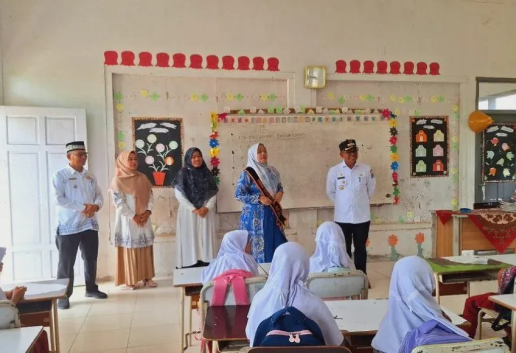 Foto: Penjabat Bupati Aceh Jaya, Dr. A. Murtala, M.Si., bersama Bunda PAUD Aceh Jaya, Mahdalena, SE, MSM., melakukan kunjungan kerja ke beberapa satuan pendidikan dalam Kecamatan Jaya pada Rabu, 8 Mei 2024.
