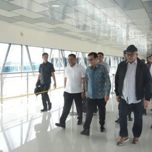 Foto: Kepala Badan Pengelola Kekayaan Aceh Reza Saputra, menyambut kedatangan Wakil Menteri Komunikasi dan Infotmatika RI Nezar Patria dan kepulangan Pj Gubernur Aceh Bustami Hamzah, di VIP Bandara Internasional Sultan Iskandar, Rabu (8/5/2024).