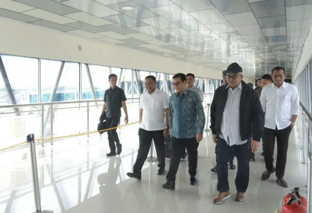 Foto: Kepala Badan Pengelola Kekayaan Aceh Reza Saputra, menyambut kedatangan Wakil Menteri Komunikasi dan Infotmatika RI Nezar Patria dan kepulangan Pj Gubernur Aceh Bustami Hamzah, di VIP Bandara Internasional Sultan Iskandar, Rabu (8/5/2024).