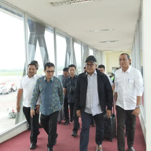 Foto: Kepala Badan Pengelola Kekayaan Aceh Reza Saputra, menyambut kedatangan Wakil Menteri Komunikasi dan Infotmatika RI Nezar Patria dan kepulangan Pj Gubernur Aceh Bustami Hamzah, di VIP Bandara Internasional Sultan Iskandar, Rabu (8/5/2024).