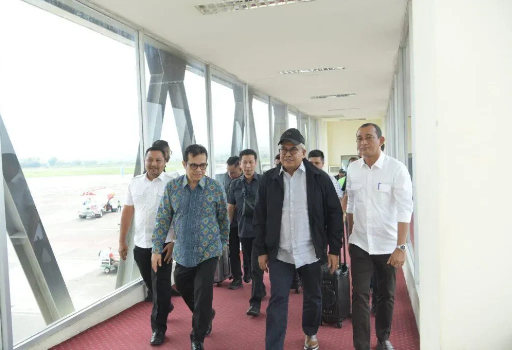 Foto: Kepala Badan Pengelola Kekayaan Aceh Reza Saputra, menyambut kedatangan Wakil Menteri Komunikasi dan Infotmatika RI Nezar Patria dan kepulangan Pj Gubernur Aceh Bustami Hamzah, di VIP Bandara Internasional Sultan Iskandar, Rabu (8/5/2024).