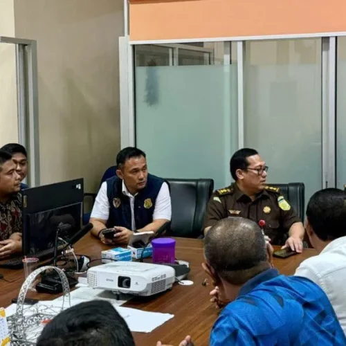 Foto: Penyidik Subdit Tipidkor Ditreskrimsus Polda Aceh melaksanakan tahap II atau penyerahan tersangka dan barang bukti kasus korupsi pembangunan rumah sakit (RS) rujukan regional Aceh Tengah ke Kejaksaan Tinggi (Kejati) Aceh, Rabu, 8 Mei 2024.