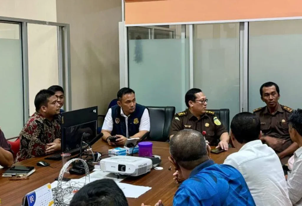 Foto: Penyidik Subdit Tipidkor Ditreskrimsus Polda Aceh melaksanakan tahap II atau penyerahan tersangka dan barang bukti kasus korupsi pembangunan rumah sakit (RS) rujukan regional Aceh Tengah ke Kejaksaan Tinggi (Kejati) Aceh, Rabu, 8 Mei 2024.