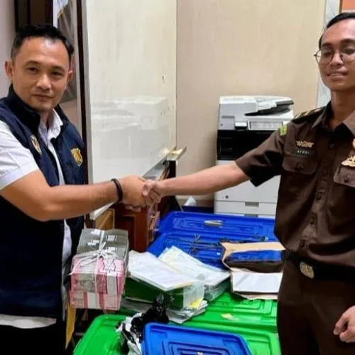 Foto: Penyidik Subdit Tipidkor Ditreskrimsus Polda Aceh melaksanakan tahap II atau penyerahan tersangka dan barang bukti kasus korupsi pembangunan rumah sakit (RS) rujukan regional Aceh Tengah ke Kejaksaan Tinggi (Kejati) Aceh, Rabu, 8 Mei 2024.