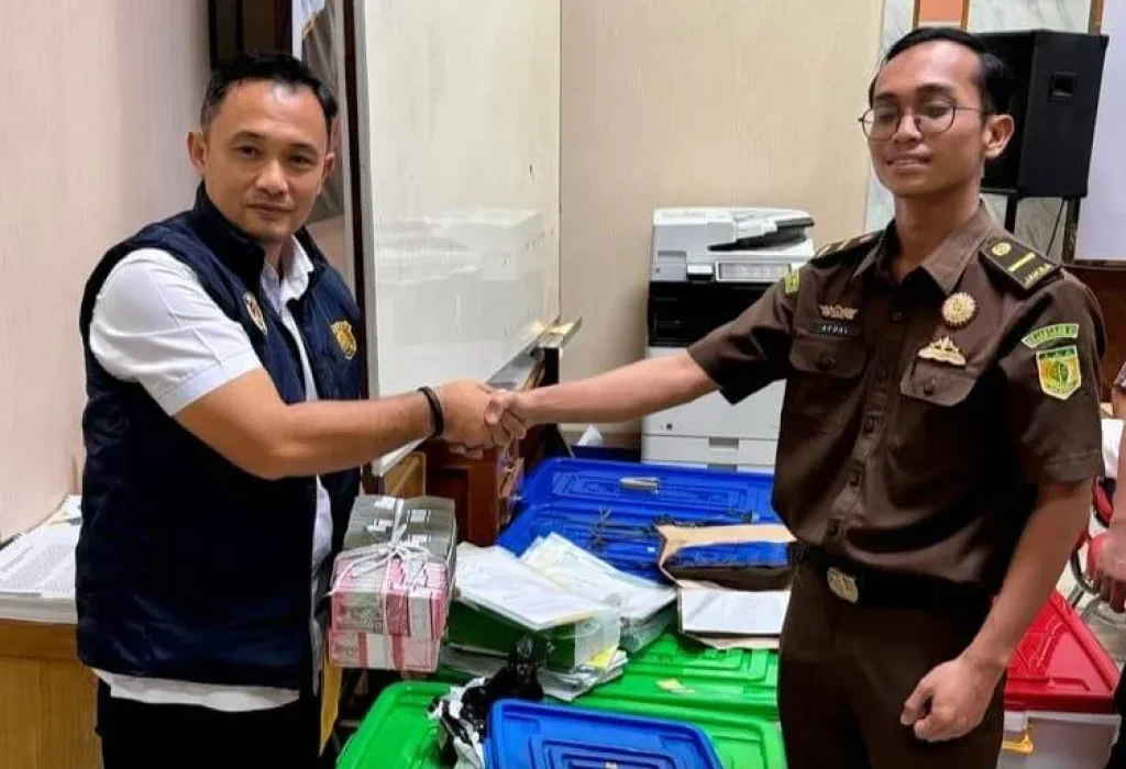 Foto: Penyidik Subdit Tipidkor Ditreskrimsus Polda Aceh melaksanakan tahap II atau penyerahan tersangka dan barang bukti kasus korupsi pembangunan rumah sakit (RS) rujukan regional Aceh Tengah ke Kejaksaan Tinggi (Kejati) Aceh, Rabu, 8 Mei 2024.