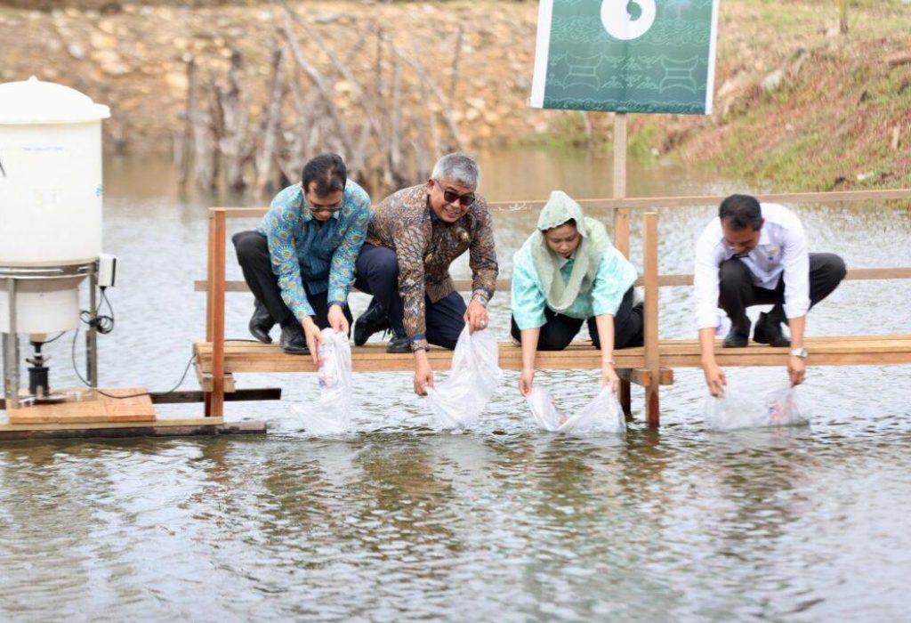 Foto: Penjabat Gubernur Aceh, Bustami, SE, M.Si., mendampingi Wakil Menteri Komunikasi dan Informatika (Wamenkominfo) Nezar Patria melakukan Simbolisasi Penebaran Benih Udang , Showcase Teknologi eFeeder eFishery, di lokasi tambak Kuala Village, Lampulo Banda Aceh, Rabu, (8/5/2024).