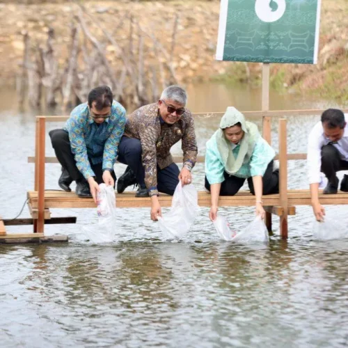 Foto: Penjabat Gubernur Aceh, Bustami, SE, M.Si., mendampingi Wakil Menteri Komunikasi dan Informatika (Wamenkominfo) Nezar Patria melakukan Simbolisasi Penebaran Benih Udang , Showcase Teknologi eFeeder eFishery, di lokasi tambak Kuala Village, Lampulo Banda Aceh, Rabu, (8/5/2024).