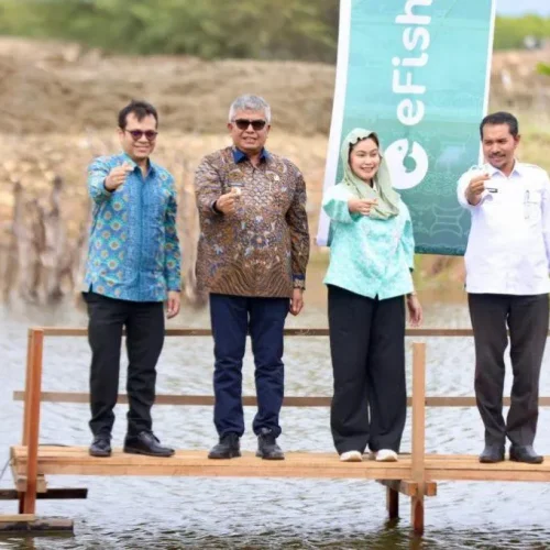 Foto: Penjabat Gubernur Aceh, Bustami, SE, M.Si., mendampingi Wakil Menteri Komunikasi dan Informatika (Wamenkominfo) Nezar Patria melakukan Simbolisasi Penebaran Benih Udang , Showcase Teknologi eFeeder eFishery, di lokasi tambak Kuala Village, Lampulo Banda Aceh, Rabu, (8/5/2024).