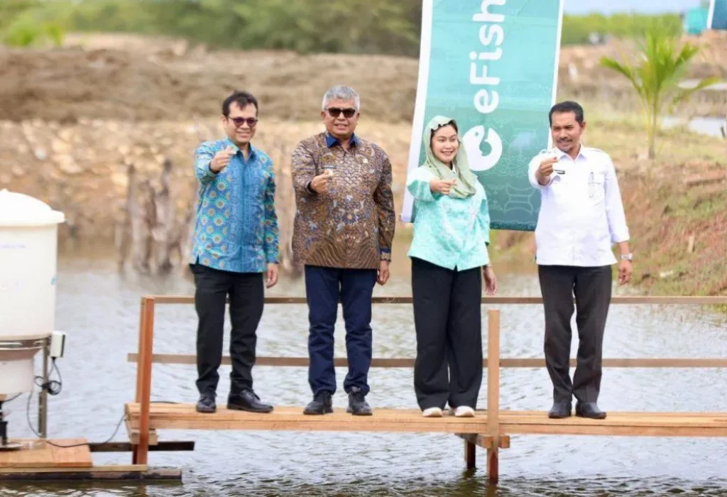 Foto: Penjabat Gubernur Aceh, Bustami, SE, M.Si., mendampingi Wakil Menteri Komunikasi dan Informatika (Wamenkominfo) Nezar Patria melakukan Simbolisasi Penebaran Benih Udang , Showcase Teknologi eFeeder eFishery, di lokasi tambak Kuala Village, Lampulo Banda Aceh, Rabu, (8/5/2024).