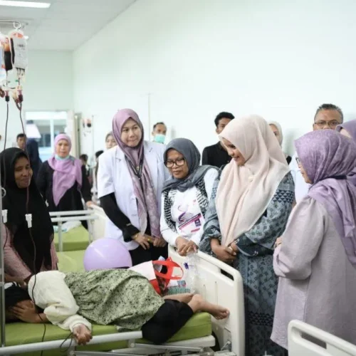 Foto: Pj. Ketua TP-PKK Aceh, Mellani Subarni mengunjungi anak anak penderita thalasemia di rumah sakit umum zainoel abidin, rabu, 08/05/2024
Pukul 14.30 sd 16.00