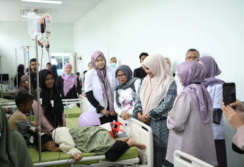 Foto: Pj. Ketua TP-PKK Aceh, Mellani Subarni mengunjungi anak anak penderita thalasemia di rumah sakit umum zainoel abidin, rabu, 08/05/2024
Pukul 14.30 sd 16.00