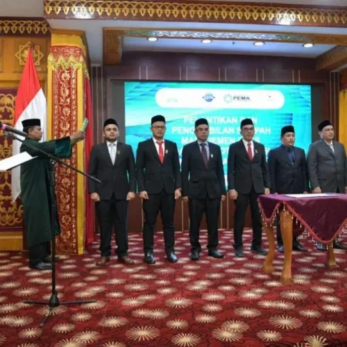 Foto: Pj. Gubernur Aceh, Bustami, SE. M. Si Melantik dan Mengambil Sumpah Manajemen BPKS dan Anggota Direksi PT. Pembangunan Aceh (PEMA) di Restoran Meuligoe Gubernur Aceh, Rabu. 08/05/2024.