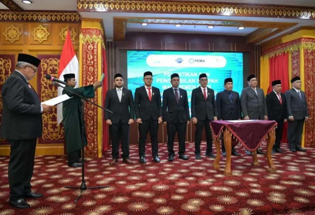 Foto: Pj. Gubernur Aceh, Bustami, SE. M. Si Melantik dan Mengambil Sumpah Manajemen BPKS dan Anggota Direksi PT. Pembangunan Aceh (PEMA) di Restoran Meuligoe Gubernur Aceh, Rabu. 08/05/2024.