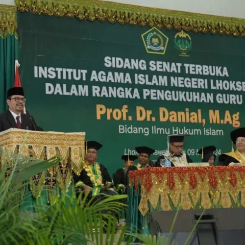 Foto:Penjabat (Pj) Sekretaris Daerah Aceh, Azwardi, menghadiri pengukuhan Rektor Institut Agama Islam Negeri (IAIN) Lhokseumawe Prof. Dr. Danial,  M.Ag sebagai Guru Besar Bidang Hukum Islam, di Gedung Serbaguna IAIN Lhokseumawe, Kamis, (9/5/2024).