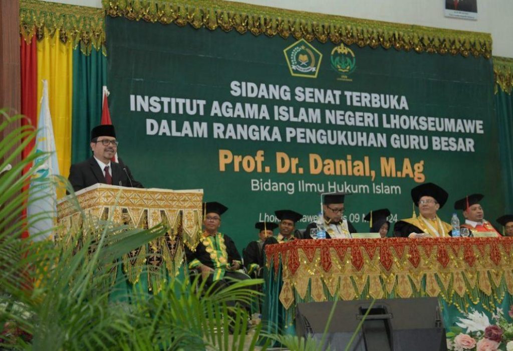 Foto:Penjabat (Pj) Sekretaris Daerah Aceh, Azwardi, menghadiri pengukuhan Rektor Institut Agama Islam Negeri (IAIN) Lhokseumawe Prof. Dr. Danial,  M.Ag sebagai Guru Besar Bidang Hukum Islam, di Gedung Serbaguna IAIN Lhokseumawe, Kamis, (9/5/2024).