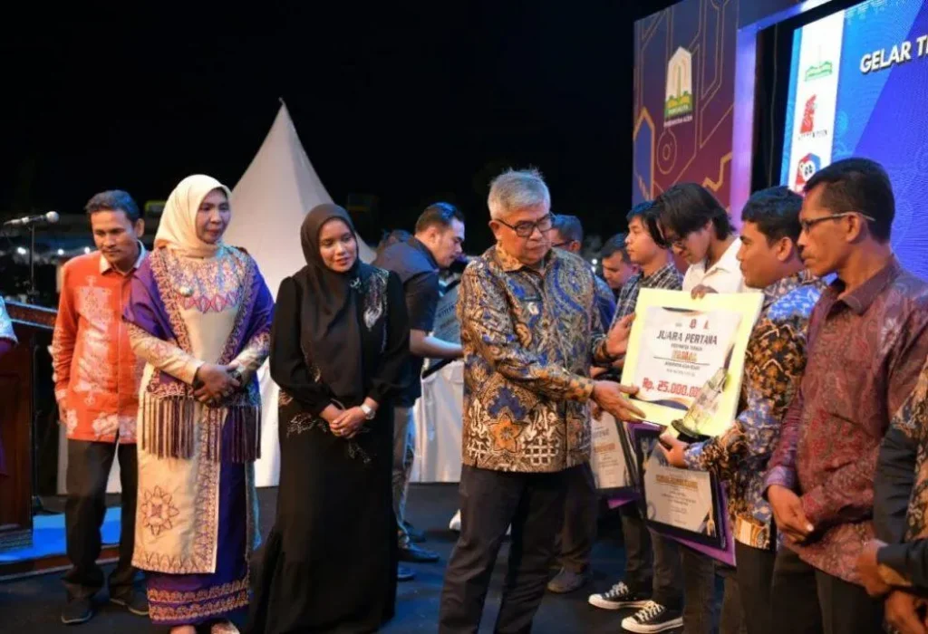 Foto: Penjabat Gubernur Aceh, Bustami, SE, M.Si.,  didampingi Istri, Ny. Melani Subarni, menghadiri dan memberi sambutan sekaligus membuka acara Gelar Teknologi Tepat Guna (TTG) Aceh ke XXV tahun 2024, yang dihadiri Pj Bupati/Walikota se Aceh, di Alun-Alun Saka Makmue, Nagan Raya, Kamis, 9/5/2024