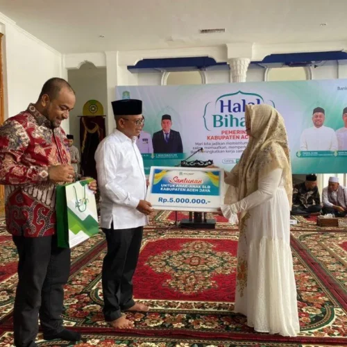 Foto: Pj Bupati Aceh Jaya, Dr. A. Murtala, M.Si Menyerahkan Banttuan Bank Aceh Syariah Kepada  Sekolah Luar Biasa (SLB) Aceh Jaya