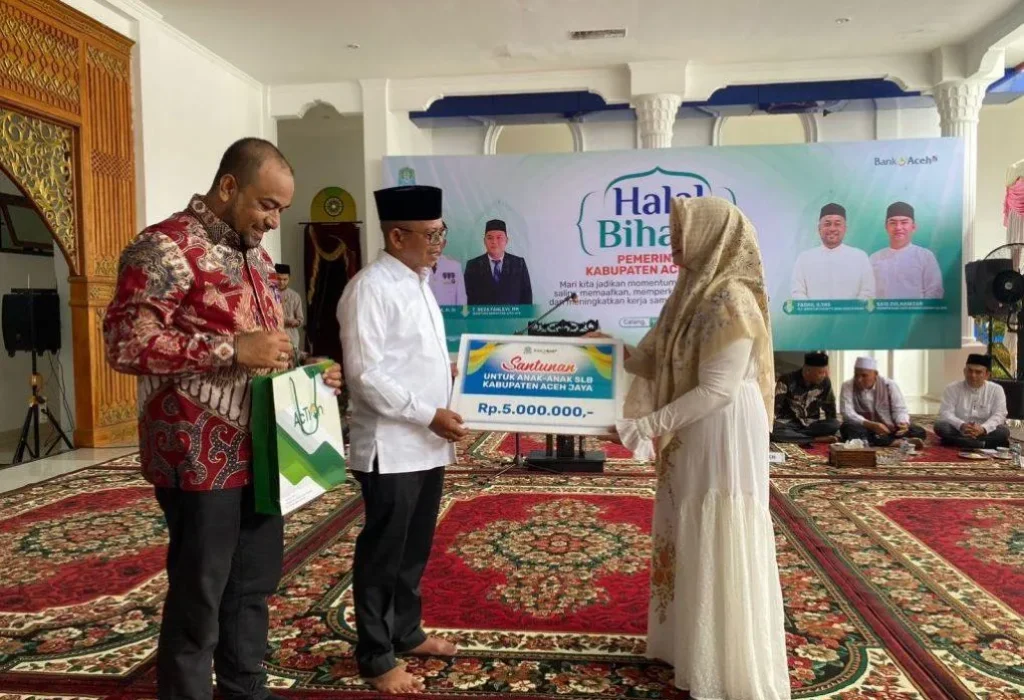 Foto: Pj Bupati Aceh Jaya, Dr. A. Murtala, M.Si Menyerahkan Banttuan Bank Aceh Syariah Kepada  Sekolah Luar Biasa (SLB) Aceh Jaya