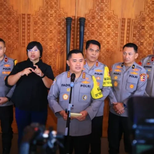 Foto: Kabaharkam Polri Komjen Fadil Imran menyampaikan siaran pers