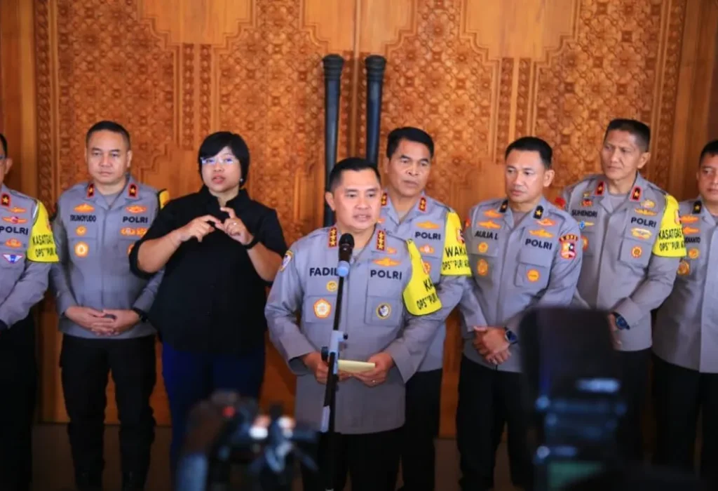 Foto: Kabaharkam Polri Komjen Fadil Imran menyampaikan siaran pers