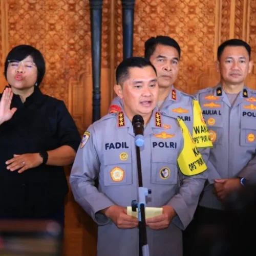 Foto: Komjen Fadil menymapaikan siara pers Kepada awak Media