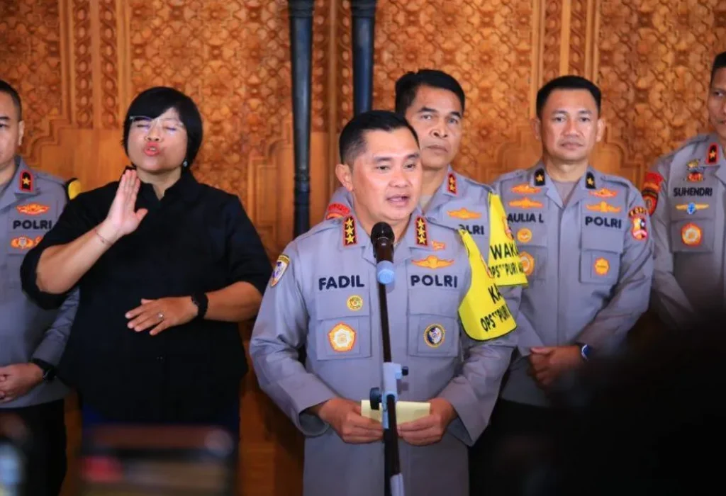 Foto: Komjen Fadil menymapaikan siara pers Kepada awak Media