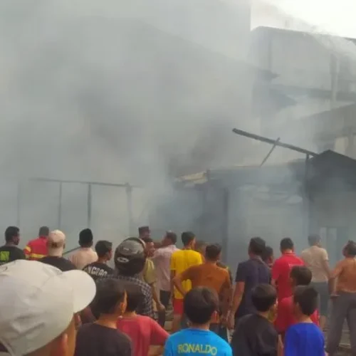 Foto: Dua unit rumah berkontruksi kayu dua tingkat milik M. Yahya (50) dan Mahdi (56) dilahap sijago merah pada pukul 15.30 Wib di dusun satu Kota Panton Labu Kecamatan Tanah Jambo Aye, Aceh Utara pada Minggu, 12 Mei 2024