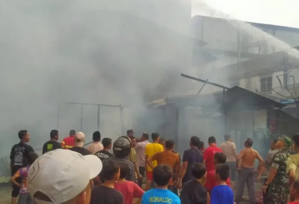 Foto: Dua unit rumah berkontruksi kayu dua tingkat milik M. Yahya (50) dan Mahdi (56) dilahap sijago merah pada pukul 15.30 Wib di dusun satu Kota Panton Labu Kecamatan Tanah Jambo Aye, Aceh Utara pada Minggu, 12 Mei 2024