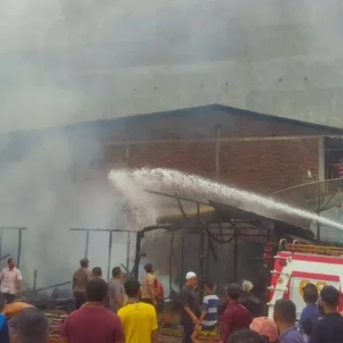 Foto: Dua unit rumah berkontruksi kayu dua tingkat milik M. Yahya (50) dan Mahdi (56) dilahap sijago merah pada pukul 15.30 Wib di dusun satu Kota Panton Labu Kecamatan Tanah Jambo Aye, Aceh Utara pada Minggu, 12 Mei 2024