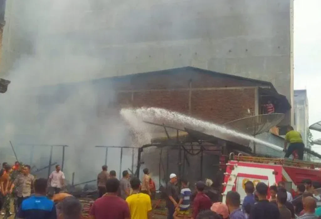 Foto: Dua unit rumah berkontruksi kayu dua tingkat milik M. Yahya (50) dan Mahdi (56) dilahap sijago merah pada pukul 15.30 Wib di dusun satu Kota Panton Labu Kecamatan Tanah Jambo Aye, Aceh Utara pada Minggu, 12 Mei 2024
