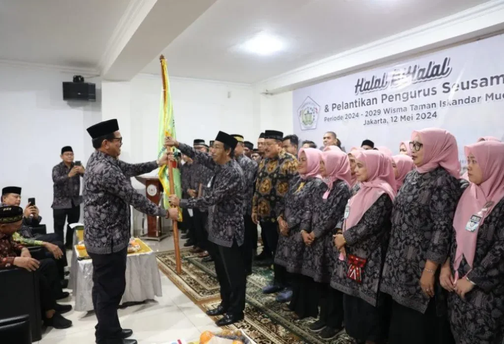 Foto: Pj Wali Kota Lhokseumawe A. Hanan resmi mengukuhkan Pengurus Seuramoe Syadara Lhokseumawe (SEUSAMA) Periode 2024-2029, di Wisma Taman Iskandar Muda Jakarta, Minggu (12/5/2023).