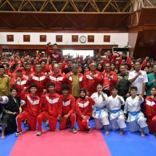 Foto: Pj. Gubernut Aceh, Bustami, SE. M.Si Menjadi Inspektur Upacara Apel Siaga dan Pemantapan PELATDA PON XXI 2024 di Anjong Monmata, Pendopo Gubernur Aceh, Senin. 13/05/2024.