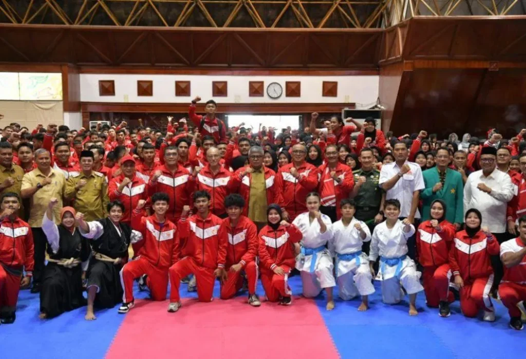 Foto: Pj. Gubernut Aceh, Bustami, SE. M.Si Menjadi Inspektur Upacara Apel Siaga dan Pemantapan PELATDA PON XXI 2024 di Anjong Monmata, Pendopo Gubernur Aceh, Senin. 13/05/2024.