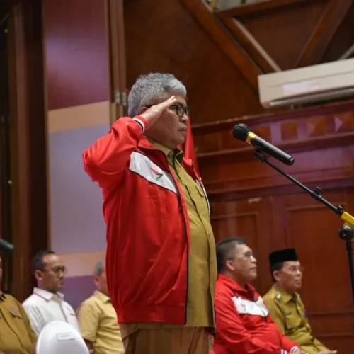 Foto: Pj. Gubernut Aceh, Bustami, SE. M.Si Menjadi Inspektur Upacara Apel Siaga dan Pemantapan PELATDA PON XXI 2024 di Anjong Monmata, Pendopo Gubernur Aceh, Senin. 13/05/2024.