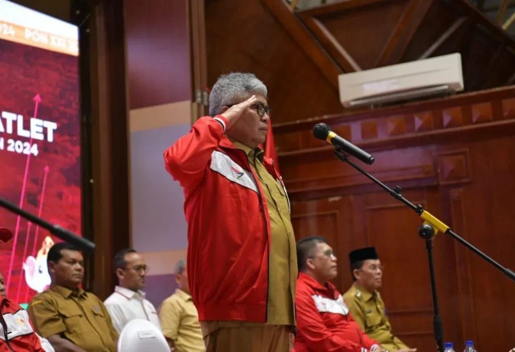Foto: Pj. Gubernut Aceh, Bustami, SE. M.Si Menjadi Inspektur Upacara Apel Siaga dan Pemantapan PELATDA PON XXI 2024 di Anjong Monmata, Pendopo Gubernur Aceh, Senin. 13/05/2024.