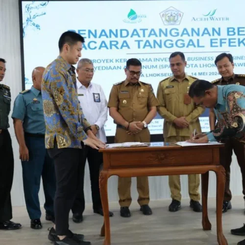 Foto: Pj Walikota Lhokseumawe A Hanan, SP, MM menyaksikan penandatanganan Tanggal Efektif Pengembangan kerjasama proyek Sistem Penyediaan Air Minum (SPAM) Kota Lhokseumawe antara PDAM Ie Beusaree Rata Kota Lhokseumawe dengan PT. Toya Perdana Lhokseumawe