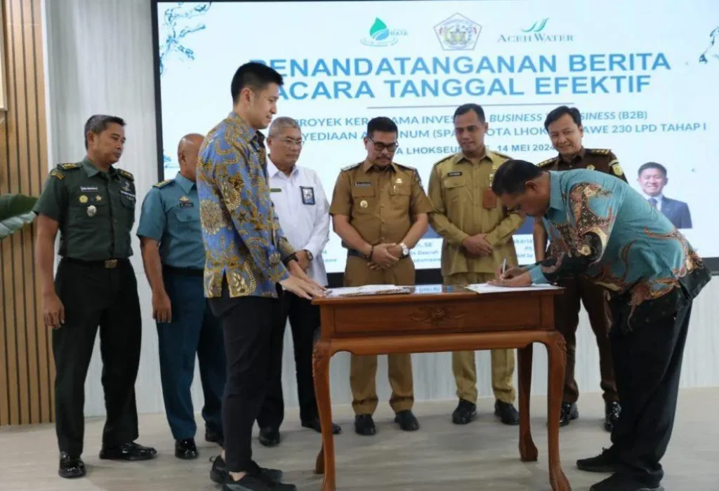 Foto: Pj Walikota Lhokseumawe A Hanan, SP, MM menyaksikan penandatanganan Tanggal Efektif Pengembangan kerjasama proyek Sistem Penyediaan Air Minum (SPAM) Kota Lhokseumawe antara PDAM Ie Beusaree Rata Kota Lhokseumawe dengan PT. Toya Perdana Lhokseumawe