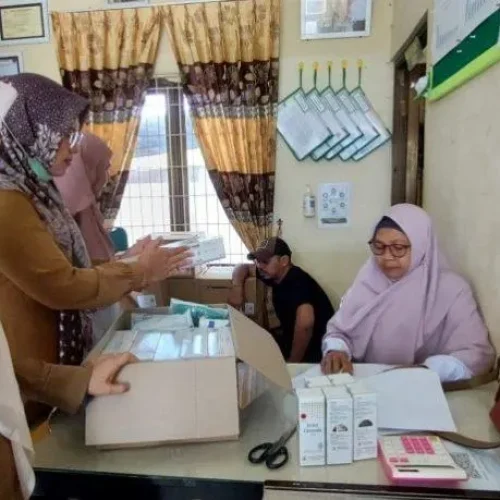 Foto: Pemerintah Kota (Pemko) Lhokseumawe melalui Dinas Kesehatan (Dinkes) mendistribusikan 16 jenis obat ke Puskesmas Mon Geudong, Kecamatan Banda Sakti, Selasa (14/5/2024). Distribusi ini untuk memastikan obat-obatan pada setiap puskesmas tersedia sesuai rekomendasi.