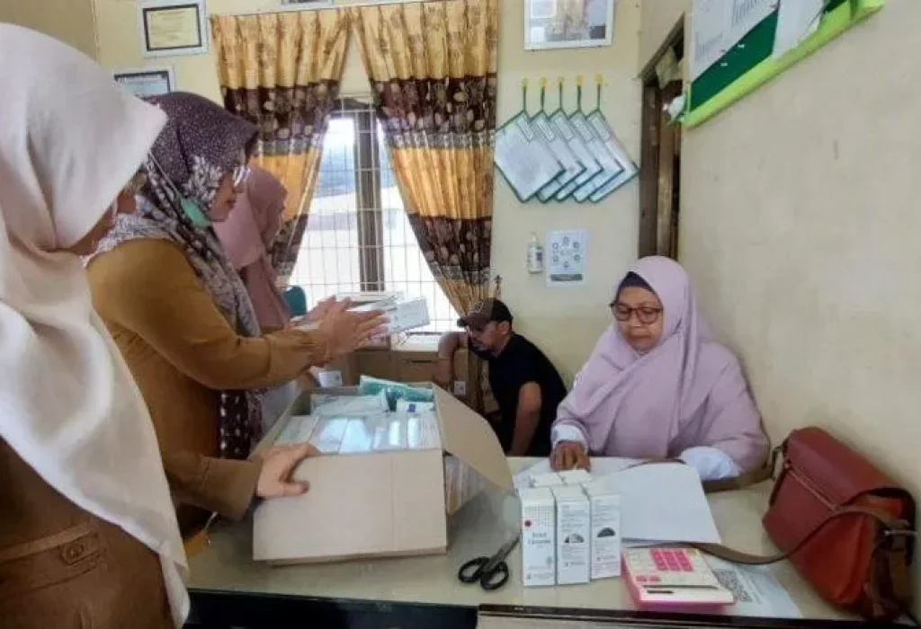 Foto: Pemerintah Kota (Pemko) Lhokseumawe melalui Dinas Kesehatan (Dinkes) mendistribusikan 16 jenis obat ke Puskesmas Mon Geudong, Kecamatan Banda Sakti, Selasa (14/5/2024). Distribusi ini untuk memastikan obat-obatan pada setiap puskesmas tersedia sesuai rekomendasi.