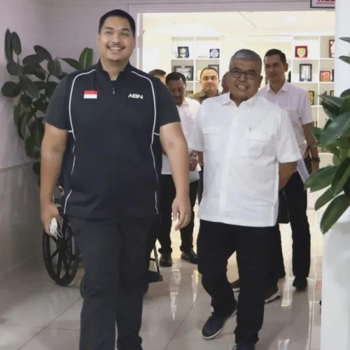 Foto: Pj Gubernur Aceh Bustami Hamzah yang didampingi Ketua DPR Aceh Zulfadhli, foto bersama dengan Menpora Dito Ariotedjo, di Kemenpora, Jakarta Pusat