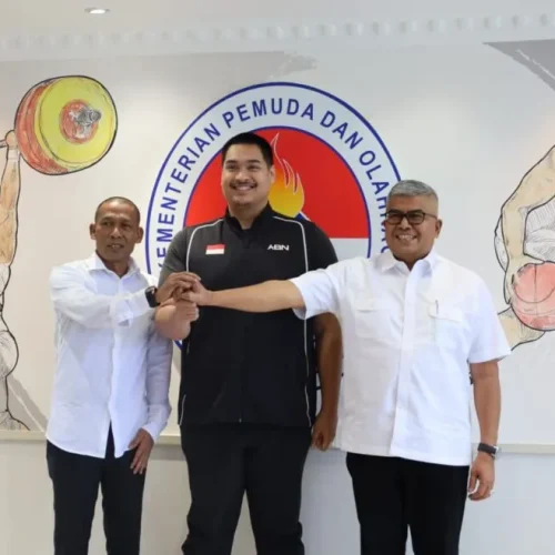 Foto: Pj Gubernur Aceh Bustami Hamzah yang didampingi Ketua DPR Aceh Zulfadhli, foto bersama dengan Menpora Dito Ariotedjo, di Kemenpora, Jakarta Pusat
