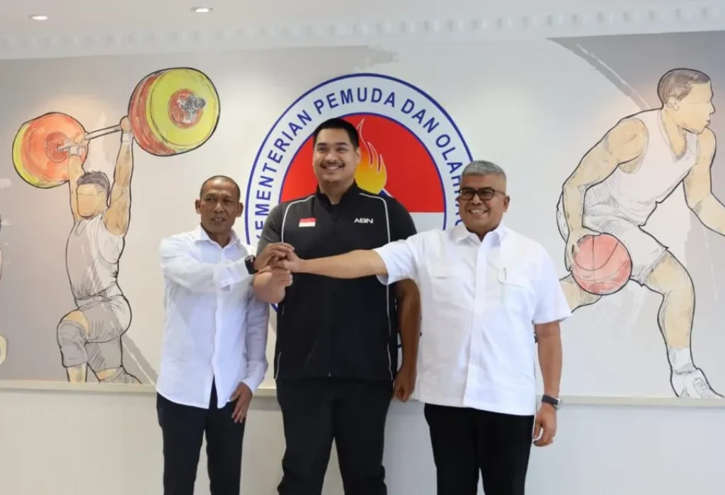 Foto: Pj Gubernur Aceh Bustami Hamzah yang didampingi Ketua DPR Aceh Zulfadhli, foto bersama dengan Menpora Dito Ariotedjo, di Kemenpora, Jakarta Pusat